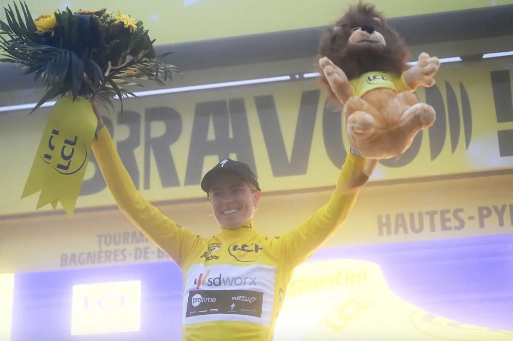 Demi Vollering vươn lên mặc áo vàng