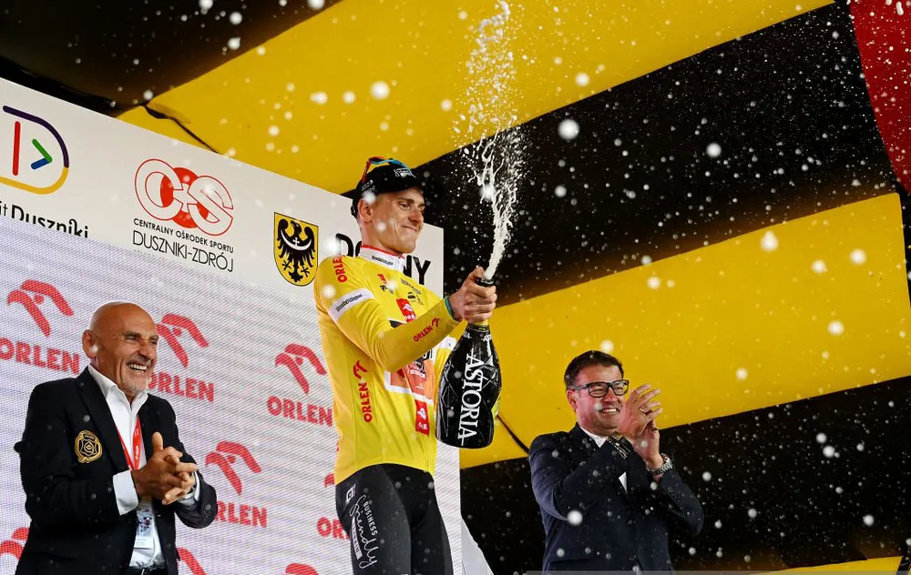 Matej Mohoric giữ cả áo vàng lẫn áo xanh tổng sắp