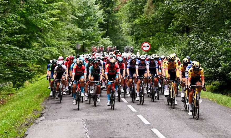 Các tay đua cạnh tranh nhau quyết liệt