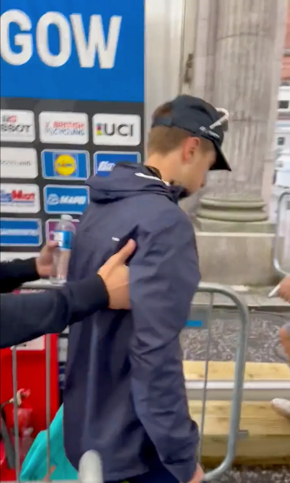 Tadej Pogacar cần người dìu lên nhận huy chương