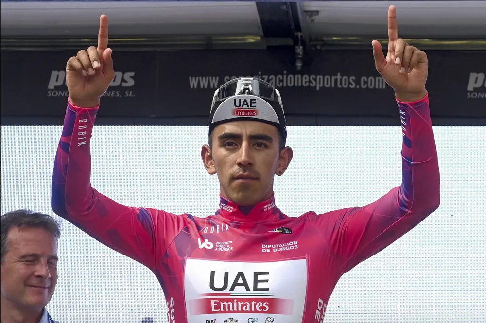 Juan Sebastián Molano tạm mặc áo hồng