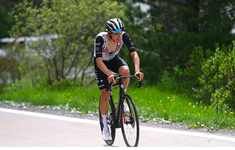 Juan Ayuso trong màu áo đội UAE Emirates