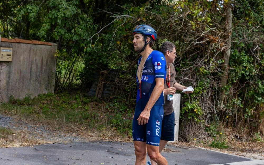 Nỗi buồn của Thibaut Pinot sau khi gặp nạn