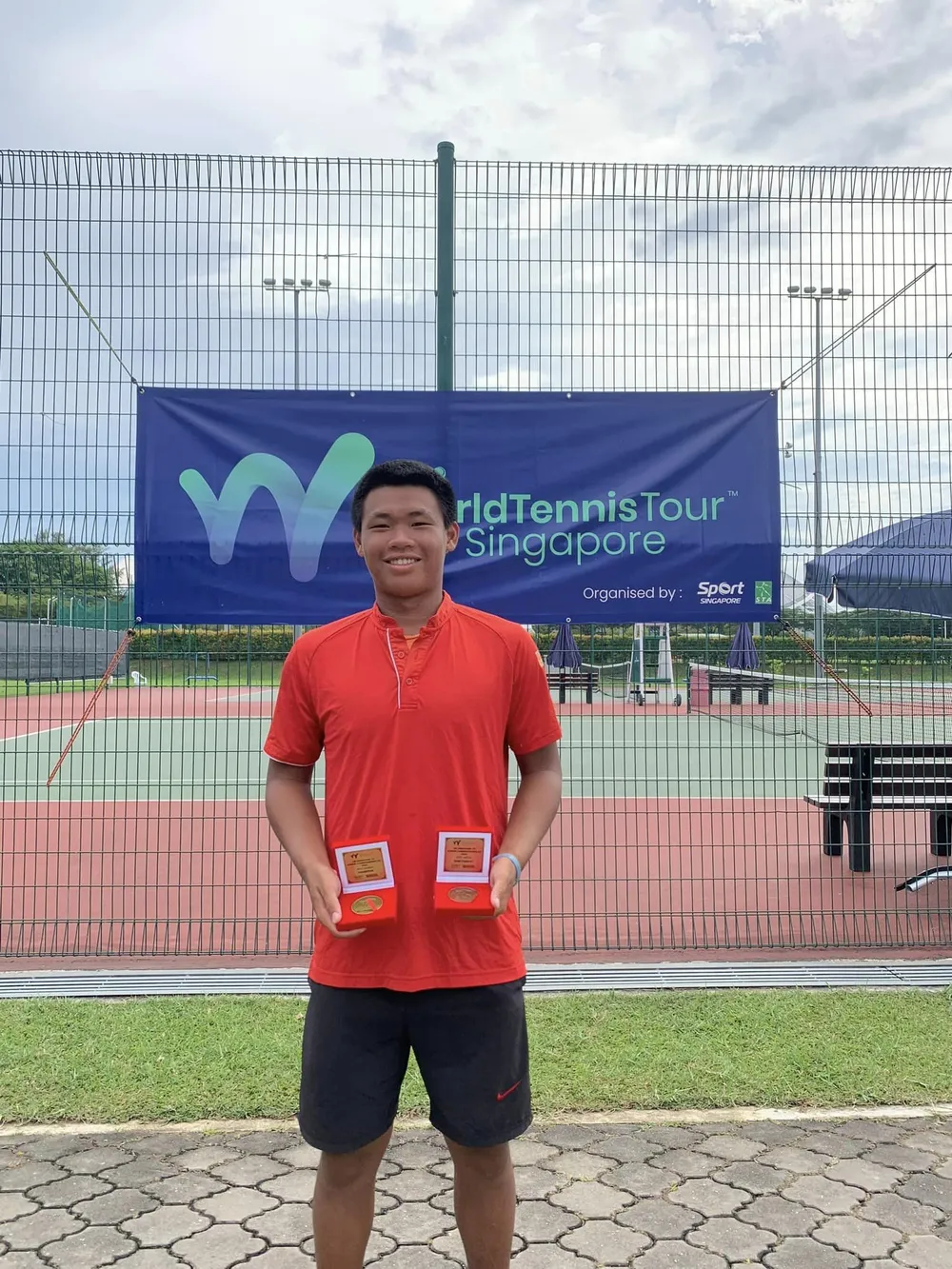 Nguyễn Đại Khánh với hai chiếc huy chương của mình Nguyễn Đại Khánh với hai chiếc huy chương của mình