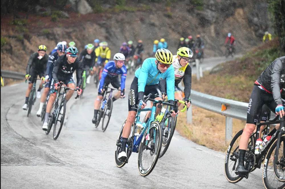 Các tay đua thi đấu trong mưa