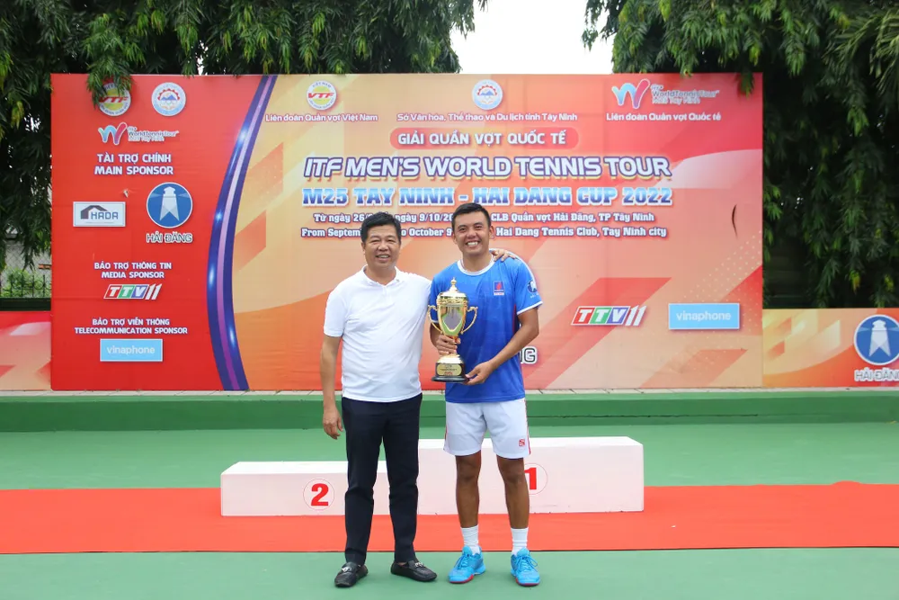 "Ông bầu" Thái Trường Giang (trái) luôn đứng sau cho những thành công của Lý Hoàng Nam