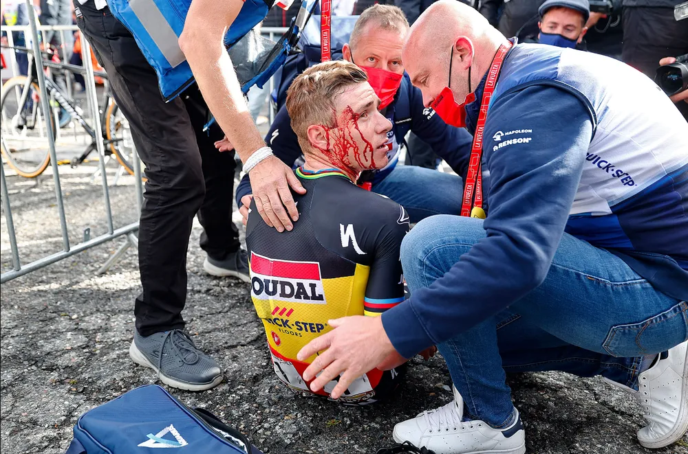 Remco Evenepoel gặp nạn