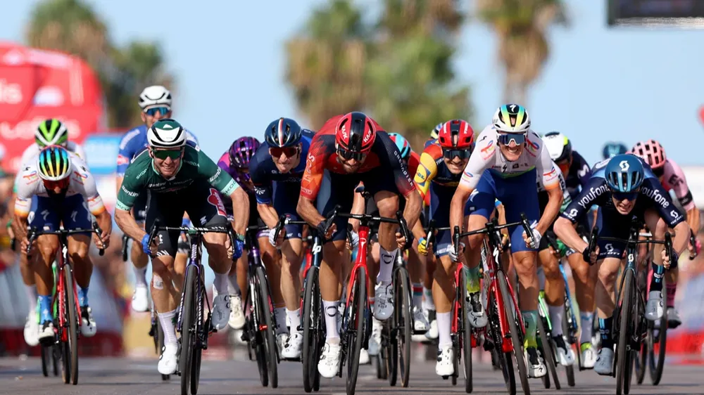 Các tay đua đang tranh tài nước rút Các tay đua đang tranh tài nước rút