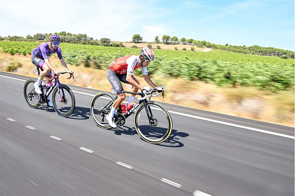 Hai tay đua tấn công thoát đi