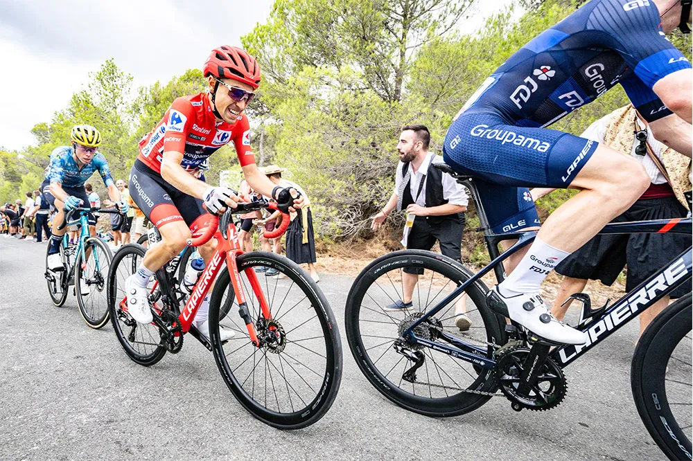 Đội Groupama–FDJ bất lực trong việc bảo vệ áo đỏ cho Lenny Martinez