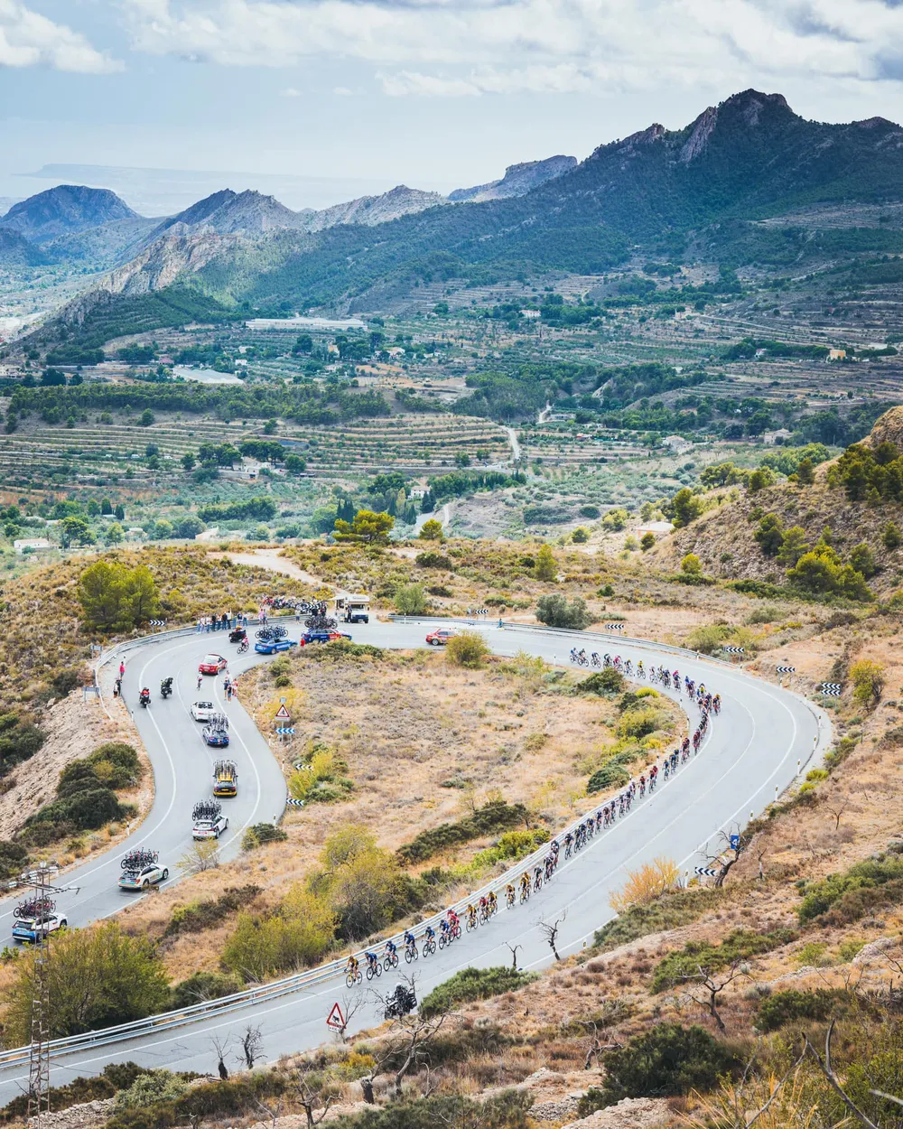 Các tay đua chinh phục nhiều đoạn đường đèo gian nan