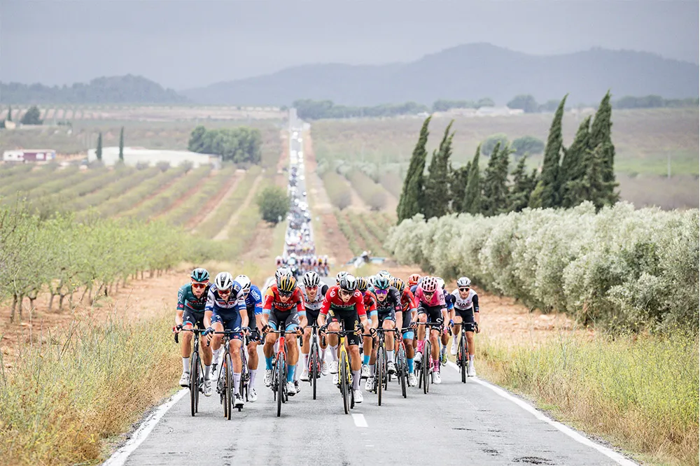 Nhiều đợt tấn công ngay từ đầu