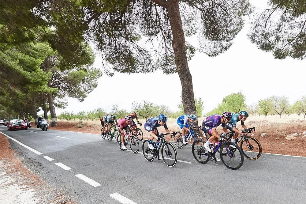 Tốp 12 tay đua thoát đi