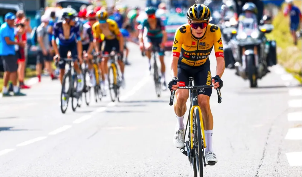 Jonas Vingegaard thoát đi trong sự yểm trợ của đồng đội Jonas Vingegaard thoát đi trong sự yểm trợ của đồng đội