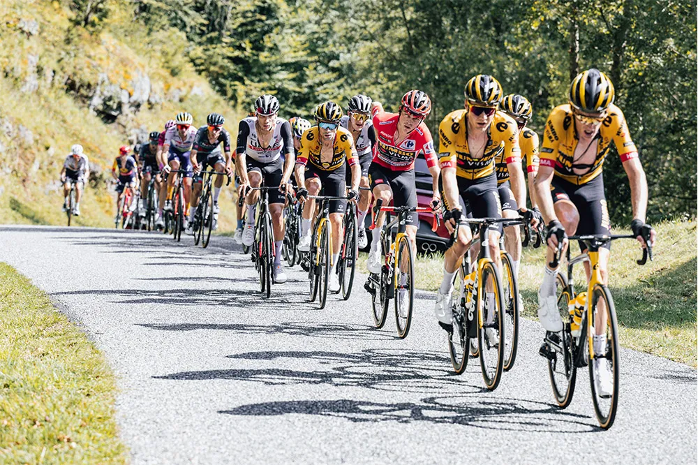 Các tay đua Jumbo-Visma dẫn dắt tốc độ trên đường đèo Các tay đua Jumbo-Visma dẫn dắt tốc độ trên đường đèo
