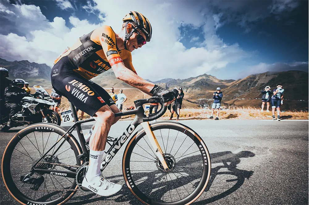 Jonas Vingegaard một mình tấn công trên đường đèo có độ dốc lớn Jonas Vingegaard một mình tấn công trên đường đèo có độ dốc lớn