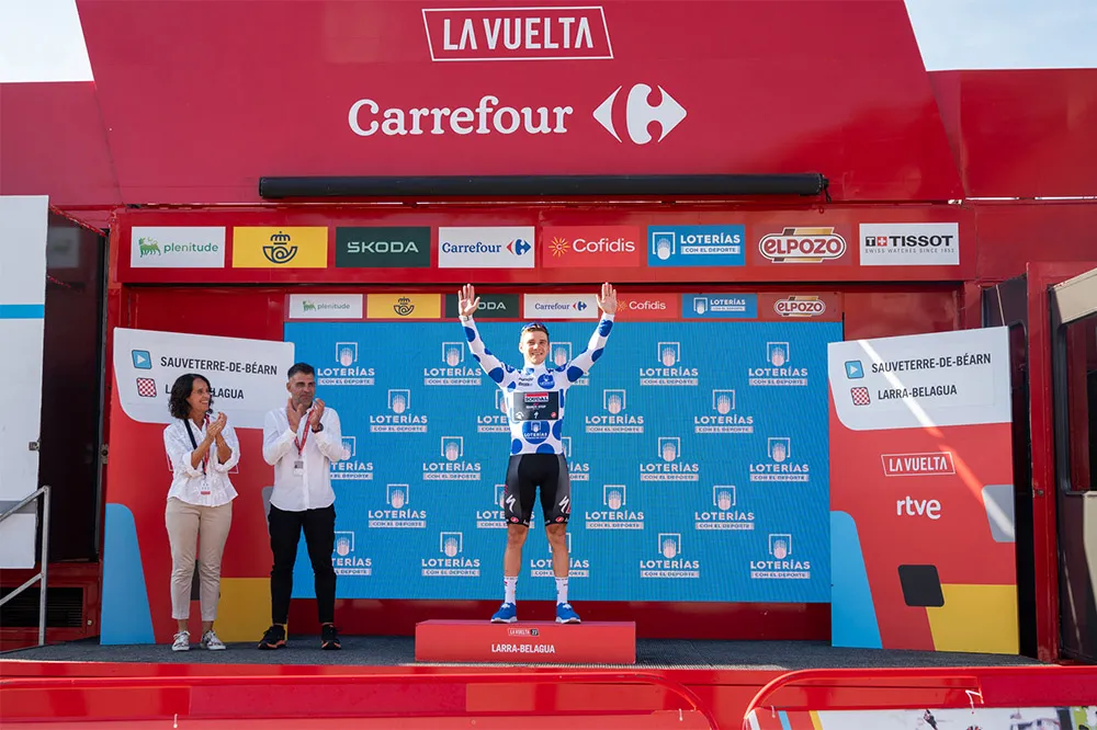 Remco Evenepoel đòi lại áo bi châm xanh dương