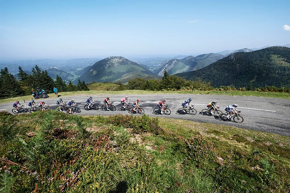 Nhóm tay đua tấn công lúc đầu