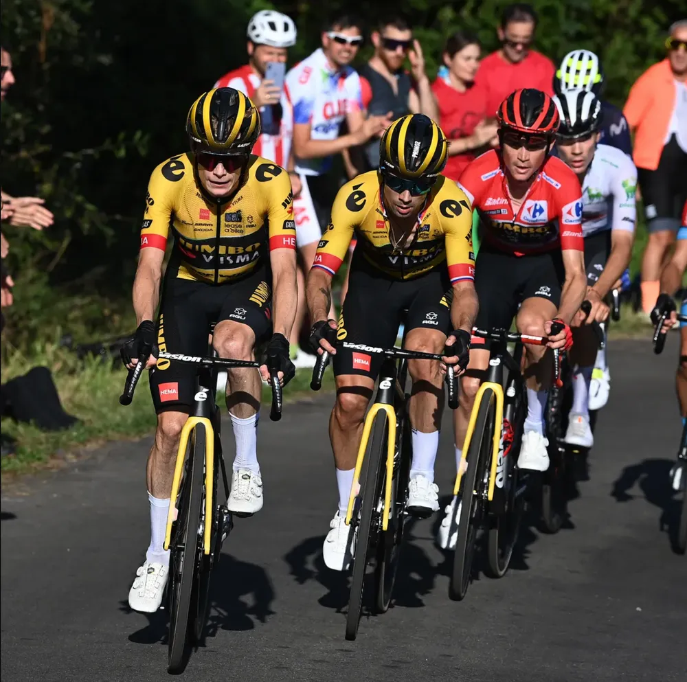 Các tay đua Jumbo-Visma bảo vệ áo đỏ tổng sắp cho Sepp Kuss Các tay đua Jumbo-Visma bảo vệ áo đỏ tổng sắp cho Sepp Kuss