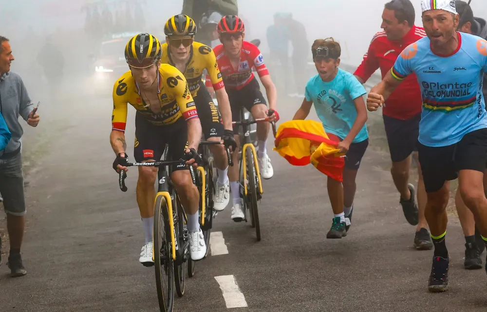 Primoz Roglic hỗ trợ đồng đội Jumbo-Visma tại Vuelta a Espana 2023
