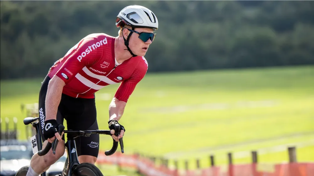 Henrik Pedersen mạnh mẽ trên đường đua Henrik Pedersen mạnh mẽ trên đường đua