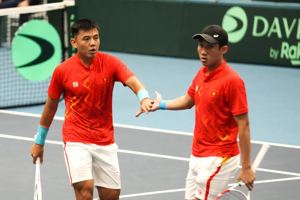 Lý Hoàng Nam (trái) cùng Nguyễn Văn Phương thất thủ trước đôi Hàn Quốc