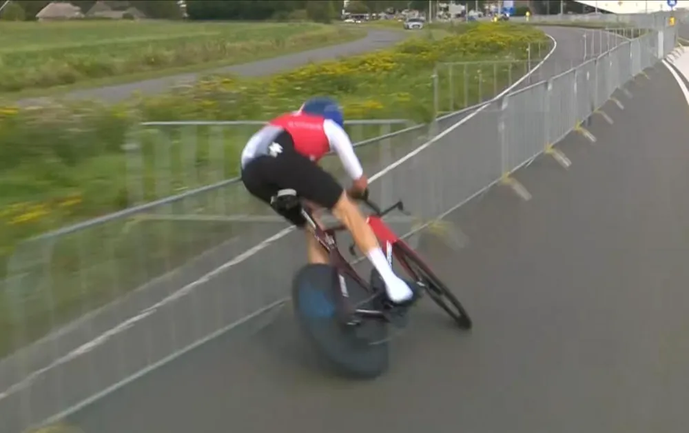 Cú tông vào hàng rào té ngã của Stefan Küng Cú tông vào hàng rào té ngã của Stefan Küng