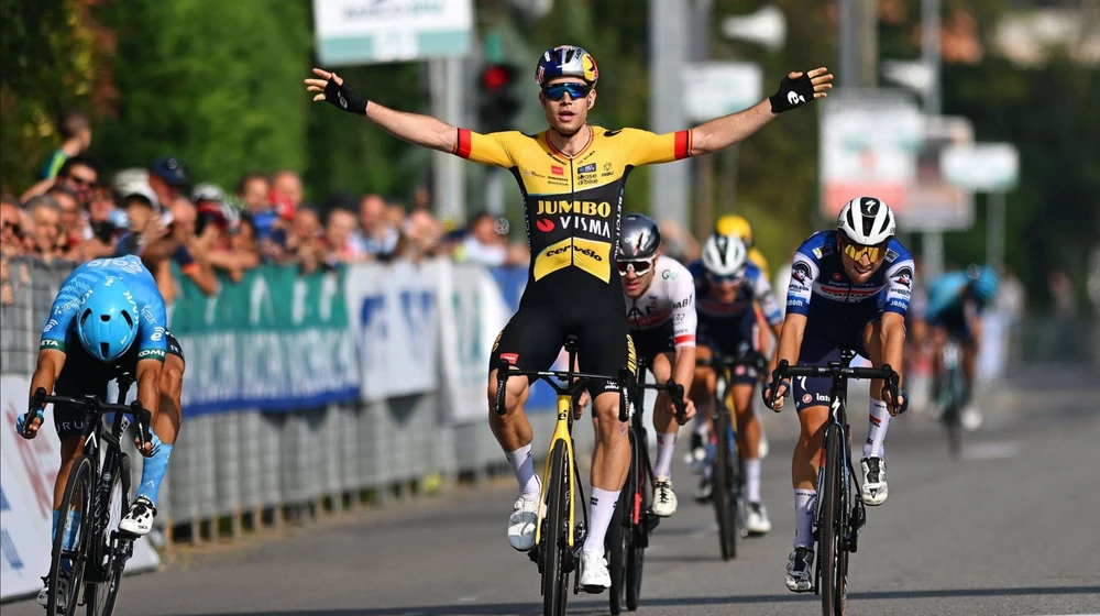 Wout van Aert giành chiến thắng