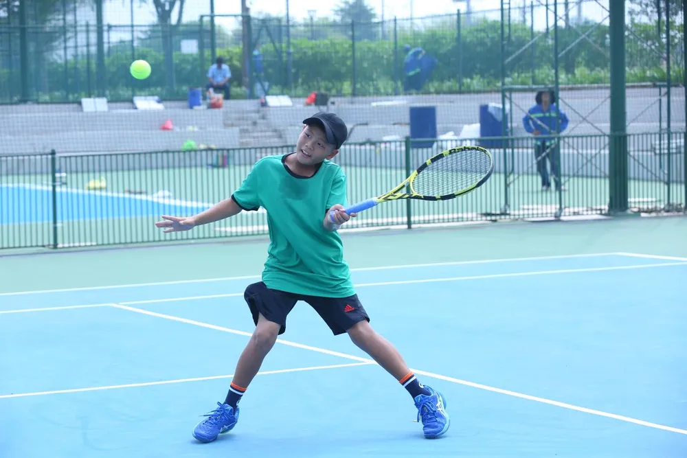 Các tay vợt trẻ đang tập luyện chuẩn bị thi đấu vào ngày mai Các tay vợt trẻ đang tập luyện chuẩn bị thi đấu vào ngày mai