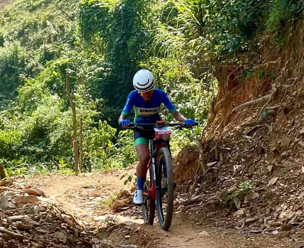 Đinh Thị Như Quỳnh nỗ lực trên đường đua Đinh Thị Như Quỳnh nỗ lực trên đường đua