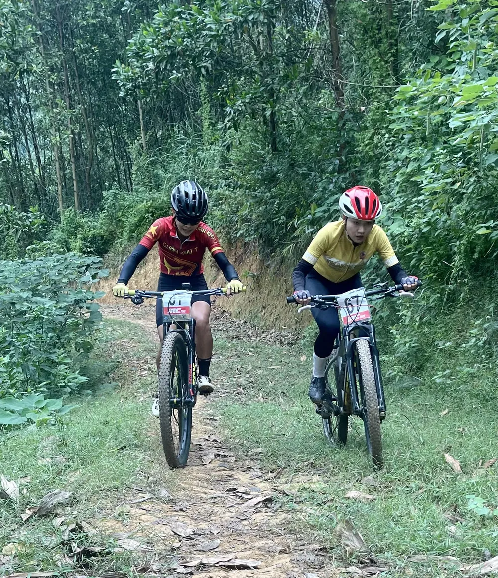 Các tay đua đang tranh tài trên đường đồi dốc Các tay đua đang tranh tài trên đường đồi dốc