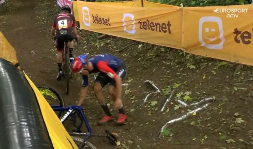 Thibau Nys gặp sự cố trên đường đua