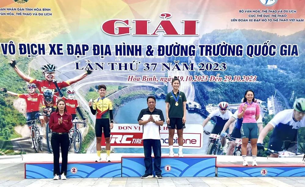 BTC trao giải cho 3 tay đua nữ đoạt giải