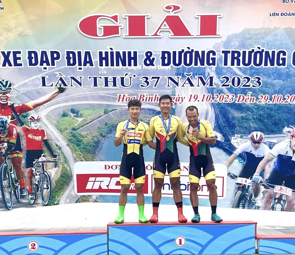 Không có HCV Nguyễn Tuấn Vũ (giữa) và HCĐ Nguyễn Trường Tài (phải), TPHCM mất vàng đồng đội tính giờ