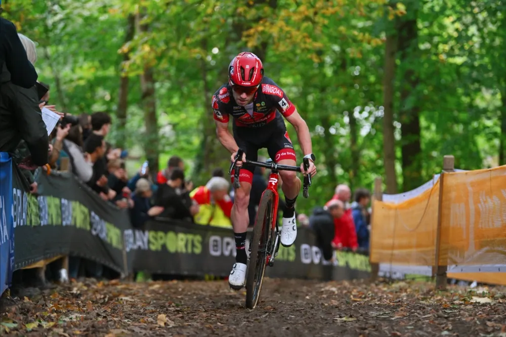 Eli Iserbyt thoát đi một mình