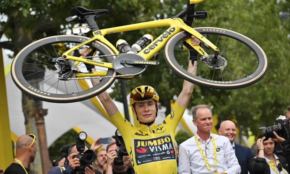 Jonas Vingegaard của Jumbo-Visma hai năm liền vô địch Tour de France
