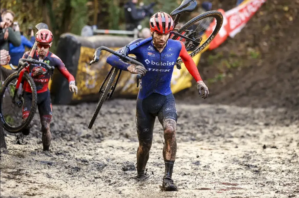 Joris Nieuwenhuis đã khởi đầu ấn tượng nhưng thua giờ chót