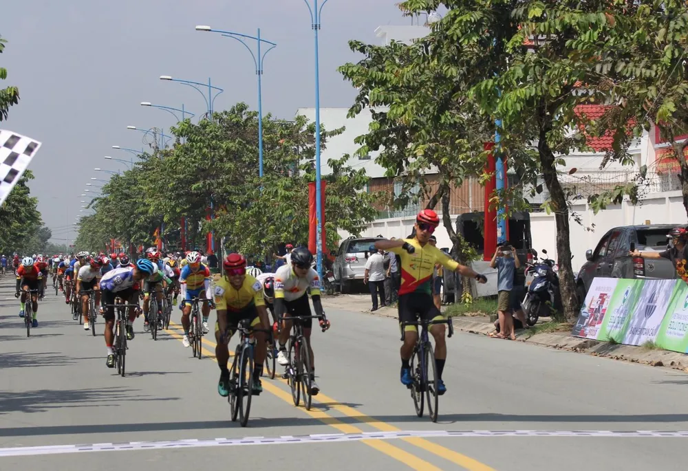 Nguyễn Văn Bình thắng chặng cuối giành áo xanh năm 2022