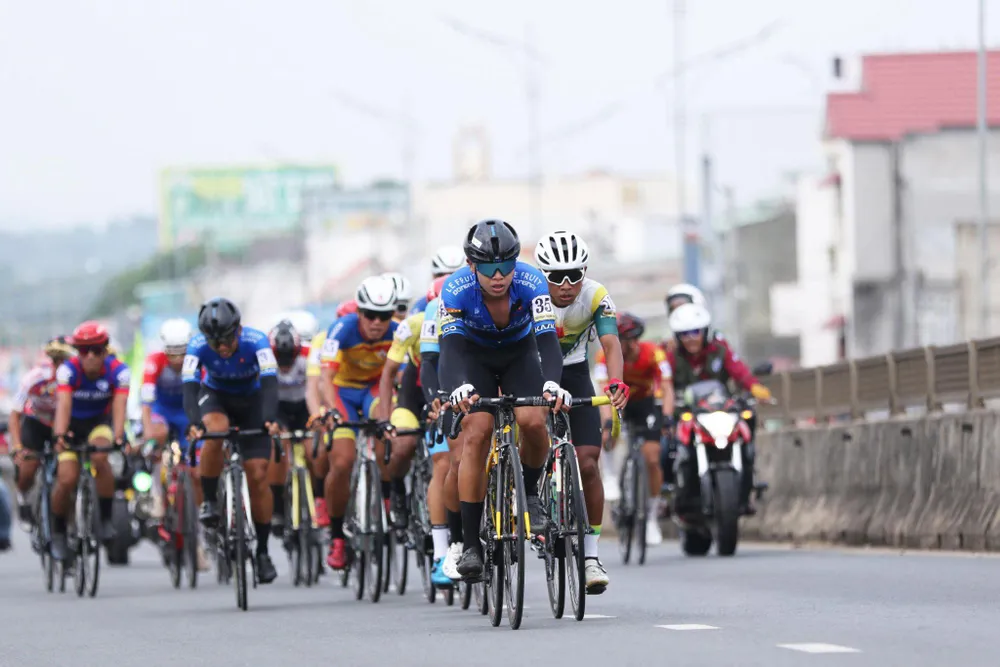 Các tay đua đang canh chừng lẫn nhau