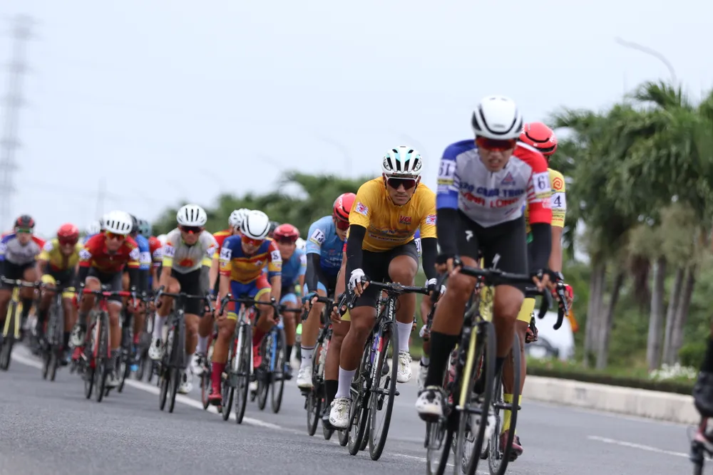 Nhựa Bình Minh Bình Dương dàn đội hình bảo vệ áo vàng