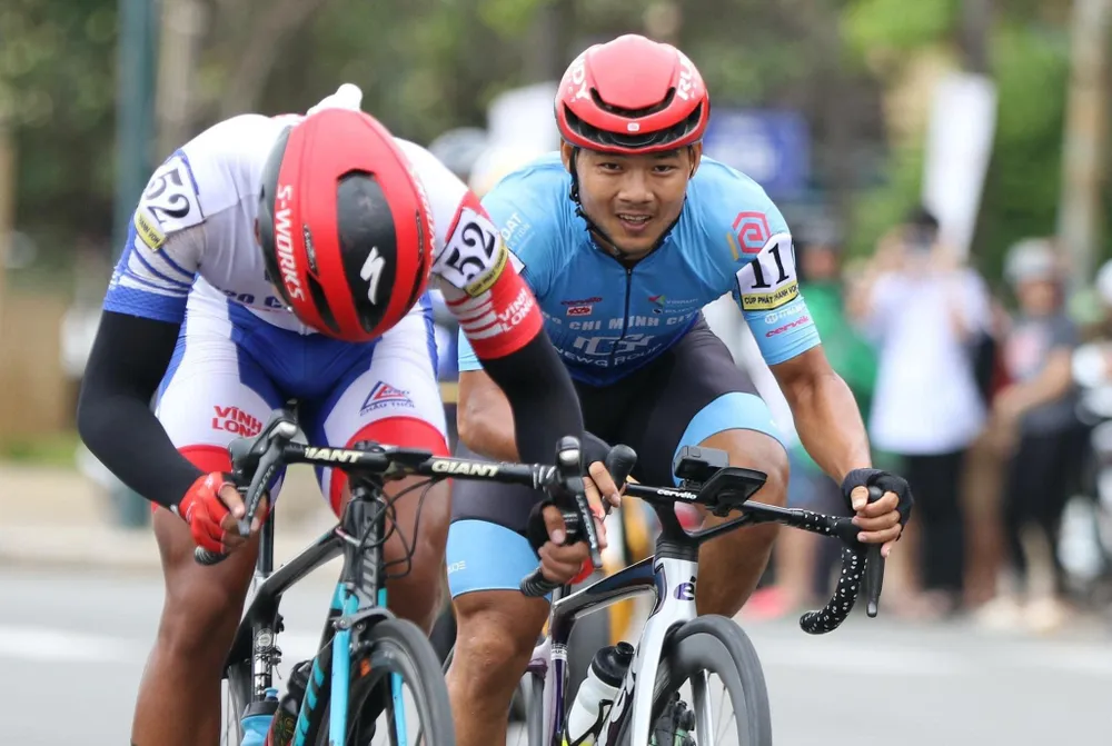 Lê Nguyệt Minh (số 11) rất nỗ lực trong ngày hôm nay