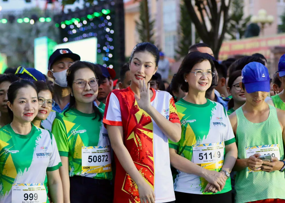 Hoa hậu Đoàn Thiên Ân (áo đỏ, trắng) phấn khởi tham gia cuộc chạy