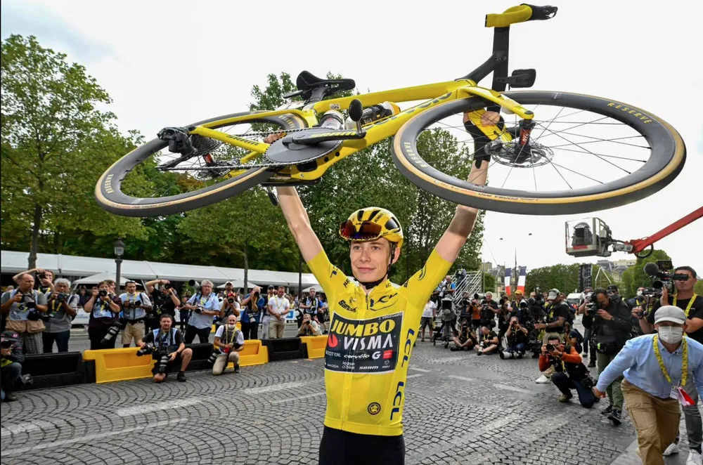 Jonas Vingegaard là đương kim áo vàng Tour de France Jonas Vingegaard là đương kim áo vàng Tour de France