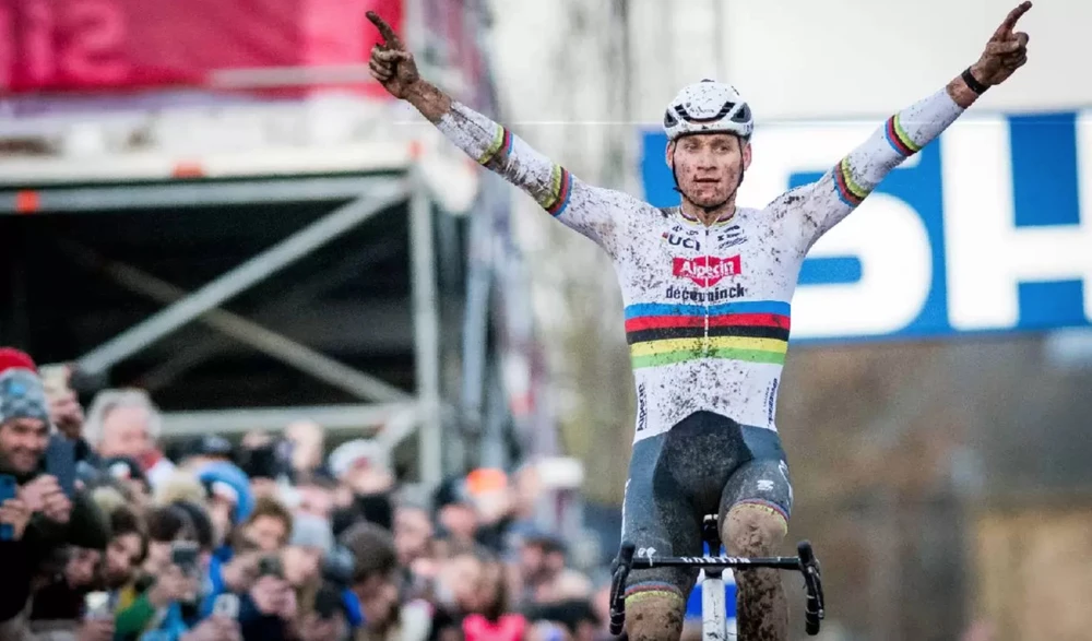 Mathieu van der Poel ăn mừng chiến thắng