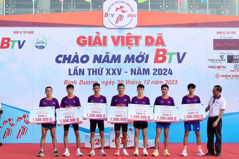 BTC trao giải cho các VĐV 411076883-385169053963489-3064858566491002632-n-9026.jpg