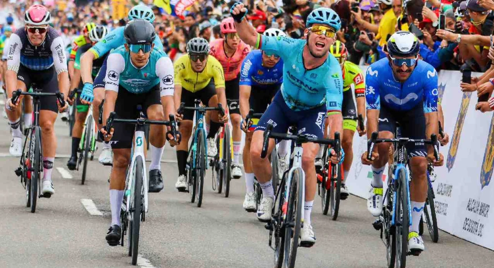  Mark Cavendish giơ tay ăn mừng chiến thắng