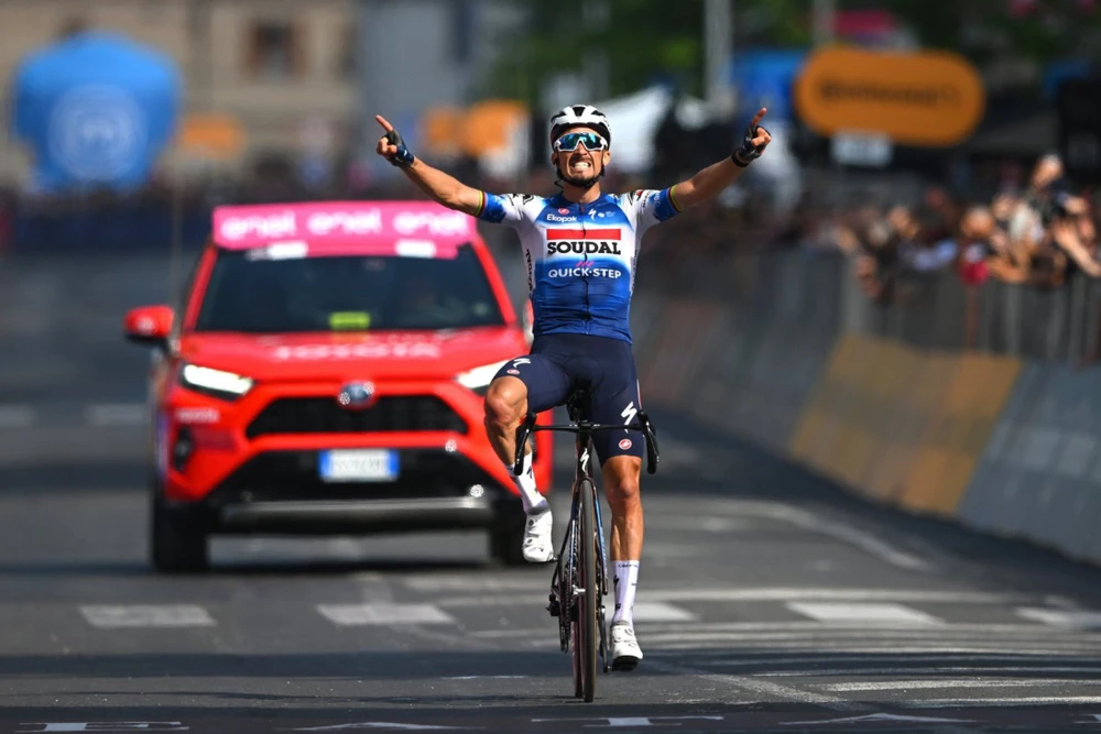 Julian Alaphilippe chiến thắng ấn tượng ở chặng 12 