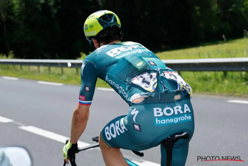 Quần áo Primoz Roglic bị rách do tai nạn a53b1f6f-8f5d-4e4c-a04a-6e522b79d92c.jpeg