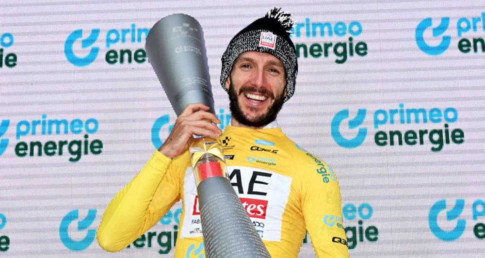 Adam Yates trên bục nhận áo vàng Tour de Suisse 2024