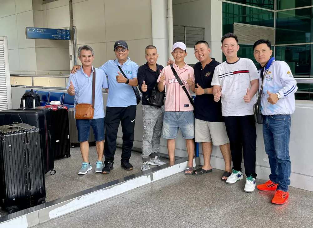 Các cơ thủ chụp hình lưu niệm tại sân bay Tân Sơn Nhất trước lúc lên đường 456050126_825465262908899_2847728089236921233_n.jpg